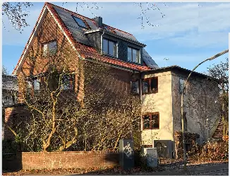 Mehrfamilienhaus mit begrünter Fassade und Solaranlage auf dem Dach in Hamburg-Stellingen – Referenzprojekt von Neshtec