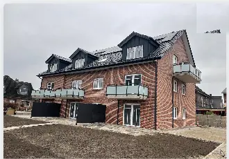 Neubau-Mehrfamilienhaus aus rotem Klinker mit Photovoltaik auf dem Dach in Hamburg-Kirchwerder – Referenzprojekt von Neshtec