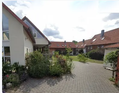 Wohnquartier mit mehreren Gebäuden, begrüntem Innenhof und Ladeinfrastruktur in Evessen – Referenzprojekt von Neshtec
